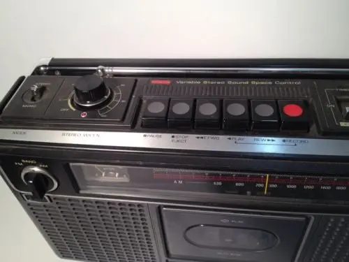 Sanyo M9950 Portable Boombox – Vintage FM/AM Radio & Cassette Recorder