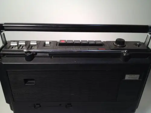 Sanyo M9950 Portable Boombox – Vintage FM/AM Radio & Cassette Recorder