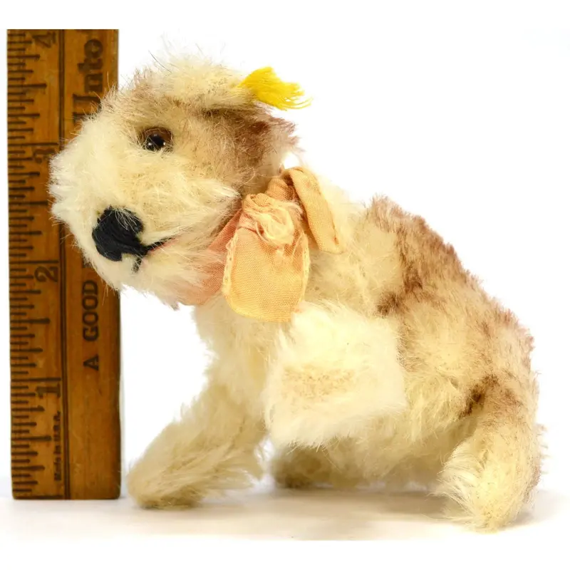 Steiff Molly Young Dog – Light Tan and White 3-Inch Sitting Figure with Swivel Head, #3310,00